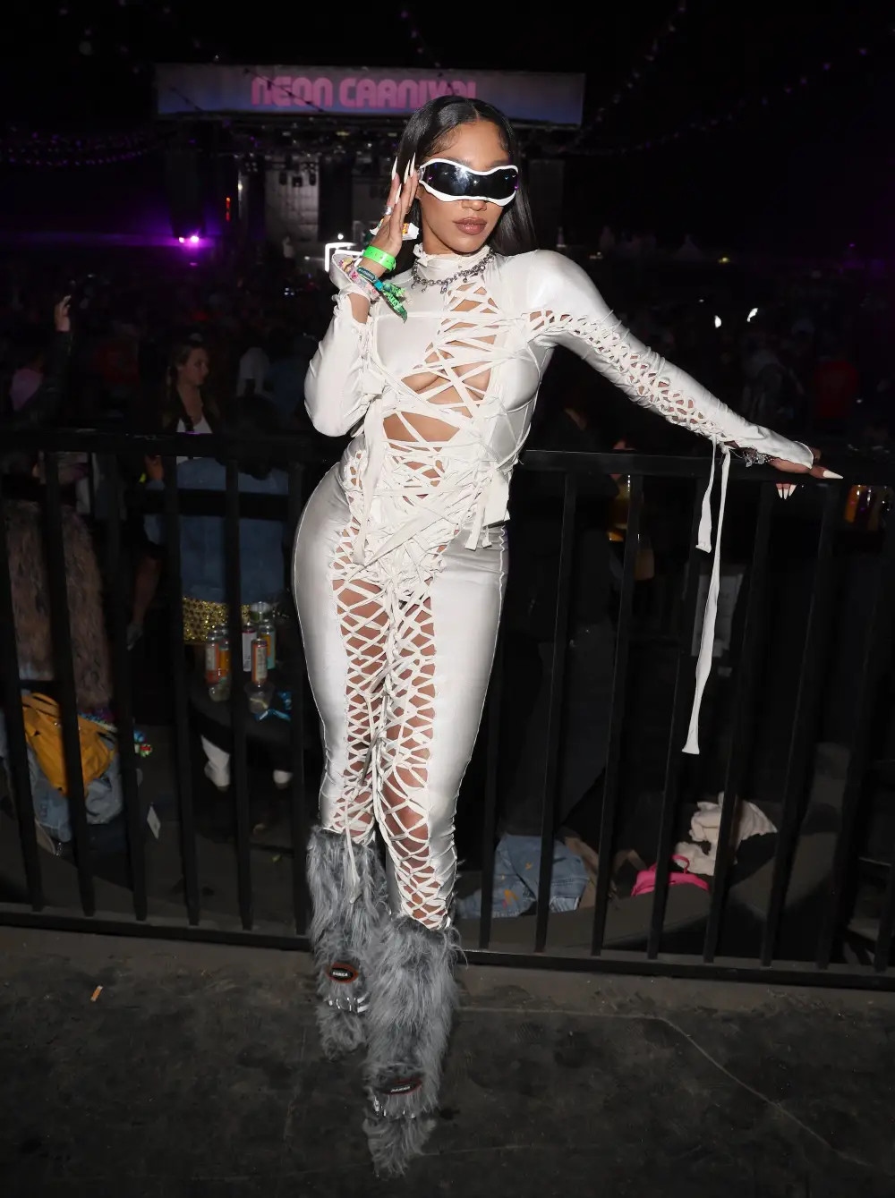 Maison Margiela đã thiết kế bộ bodysuit màu trắng cho rapper BIA, nổi bật với những đường cắt chéo ở chân, tay áo và vạt áo. Cô kết hợp bốt Ancuta Sarca mờ với bodysuit táo bạo.