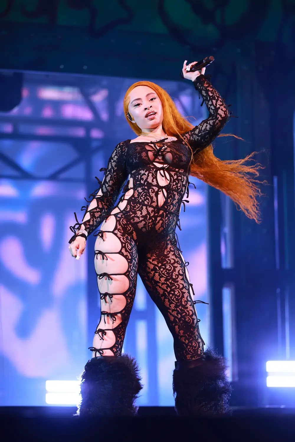 Ice Spice đã đeo I.AM.GIA. bộ đồ liền thân khi tham gia lễ hội Coachella. Bộ áo liền quần dài tay màu đen được làm bằng ren mỏng buộc lại với nhau ở hai bên và dọc theo đường viền cổ áo. Đôi bốt màu đen, đươc trang trí thêm phần lông bông rất ấn tượng