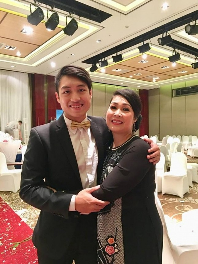 Sau hơn 10 năm sống và học tập ở Mỹ, Khôi Nguyên về Việt Nam lập nghiệp. Con trai của NSND Hồng Vân đang giữ chức Phó giám đốc tại Sân khấu kịch Hồng Vân, TPHCM. Trước khi về Việt Nam làm phó giám đốc Sân khấu kịch Hồng Vân, Khôi Nguyên tốt nghiệp chuyên ngành sản xuất phim tại Cao đẳng Fullerton, California. Anh sau đó học đạo diễn tại Cao đẳng Nghệ thuật Điện ảnh thuộc Đại học Chapman. Khôi Nguyên từng sản xuất phim ngắn Nostalgia(2021) được vinh danh hạng mục Hình ảnh đẹp nhất, Đạo diễn phim ngắn đầu tay xuất sắc tại Los Angeles Film Awards (4/2021). Tác phẩm cũng được trình chiếu tại Liên hoan phim châu Á Thái Bình Dương - Los Angeles lần thứ 37. (Nguồn: Tiền Phong)