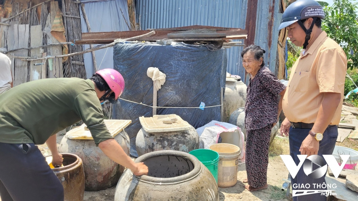 Đưa nước đến tận nhà người già neo đơn