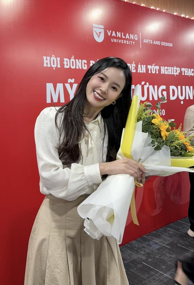 Cuối thngs 3 vừa qua, người đẹp còn flex tấm bằng cử nhân thạc sĩ tại Trường đại học Văn Lang TP.HCM, khoa mỹ thuật và thiết kế sau 2 năm "dùi mài kinh sử", đồng thời gửi lời cảm ơn đến thầy cô, bạn bè luôn bên cạnh cổ vũ, yêu thương."Dùi mài kinh sử 2 năm, cuối cùng cũng bảo vệ thành công đề án tốt nghiệp thạc sĩ rồi. Ngày xưa thi đại học được á khoa, nay tốt nghiệp thạc sĩ cũng á khoa luôn. Mình có duyên với á khoa ghê", diễn viên viết trên trang cá nhân.