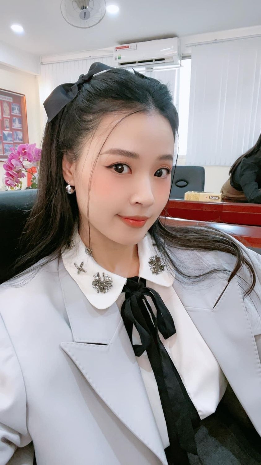 Cùng với đó là lối trang điểm nhẹ nhàng, thanh thoát khiến nhiều người xuýt xoa bởi nhan sắc "không tuổi"