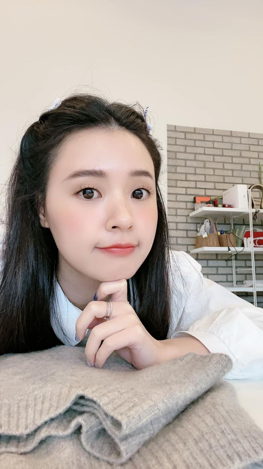 Sự giàu có của Midu còn thể hiện qua việc cô liên tục tậu xế hộp, đồ hiệu và đi du lịch nước ngoài sang chảnh. Năm 2016, Midu tậu một chiếc ô tô có giá 1,6 tỷ đồng. Chiếc còn lại được người đẹp mua vào đầu năm 2020 với giá gần 2 tỷ đồng. Trong bộ sưu tập túi hiệu của Midu có nhiều chiếc rơi vào tầm giá vài chục đến hơn 100 triệu đồng. Đặc biệt, trong dịp sinh nhật tuổi 34 vừa qua, Midu tự thưởng cho bản thân 2 chiếc túi có giá hơn 1,1 tỷ đồng.