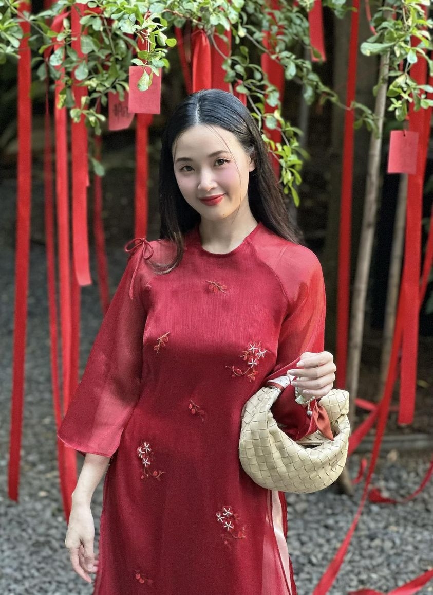 Về kinh doanh, năm 2016, Midu thành lập thương hiệu thời trang và mở hàng loạt cửa hàng ở TP.HCM. Cô còn chi tiền tỷ để đầu tư vào các khu vui chơi mua sắm kết hợp ẩm thực thời trang. Ngoài ra, Midu còn được biết tới là một đại gia bất động sản có tiếng trong showbiz Việt. Khi tham gia chương trình, Midu từng chia sẻ: "Tại sao một nghệ sĩ không thể đầu tư và kinh doanh bất động sản? Tại sao nghệ sĩ không thể xuất hiện trong một chương trình chuyên về bất động sản nếu như họ có khả năng, am hiểu và đam mê về lĩnh vực đó? Một cô gái hiền lành không có nghĩa là không có tư duy quyết liệt trong kinh doanh, một cô gái bay bổng trong nghệ thuật không có nghĩa là thiếu tính logic trong đầu tư".