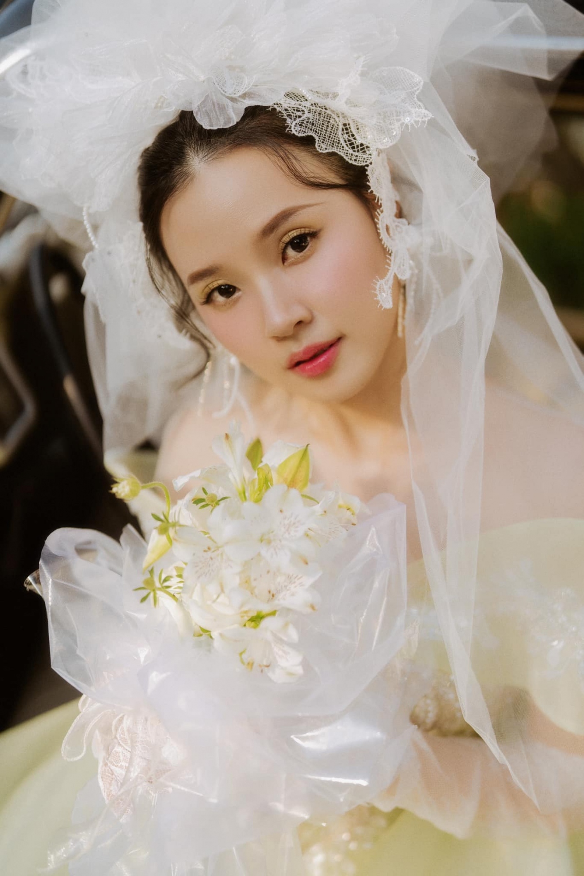 Thông tin Midu sắp lên xe hoa gây xôn xao khắp mạng xã hội mấy ngày qua. Mọi chuyện bắt nguồn từ những khoảnh khắc được cho là trong buổi chụp hình cưới của Midu và chồng tương lai. Theo nhiều nguồn tin, đàng trai là một doanh nhân thành đạt, giàu có.