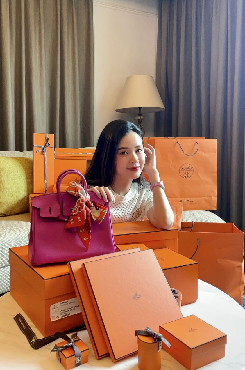 Trước khi gia nhập hội phu nhân hào môn, Midu là "phú bà" Vbiz sở hữu khối tài sản "không phải dạng vừa". Nữ diễn viên nhiều lần gây sốt khi "flex" sổ đỏ, đồ hiệu hay mới đây còn xây nhà mới.