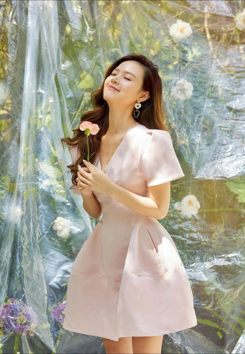 Mới đây, Midu khoe vừa “tậu” thêm 1 căn nhà “nhỏ” nằm chễm chệ quận 2 với view ngắm hoàng hôn ven sông. Bên dưới bài đăng không ít người hâm mộ không mấy ngạc nhiên về việc Midu tiếp tục sở hữu thêm 1 căn nhà. Dù chỉ mới nhìn qua bảng vẽ nhưng cư dân mạng dự đoán cơ ngơi này có giá trị không nhỏ, phải lên đến hảng chục tỷ.