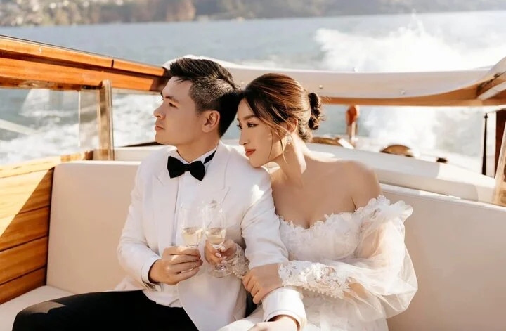 Hoa hậu Đỗ Mỹ Linh nhận thấy mình trưởng thành hơn sau khi kết hôn và làm mẹ; cô có thương hiệu thời trang riêng và tham gia một số hoạt động của nhà chồng. Sau khi kết hôn, Đỗ Mỹ Linh hạn chế xuất hiện tại các sự kiện giải trí. Thay vào đó, người đẹp thường xuyên đồng hành với chồng trong các trận bóng đá của CLB Hà Nội. 
Bận rộn chuyện bỉm sữa, kinh doanh nhưng Đỗ Mỹ Linh vẫn cố gắng thu xếp thời gian tham gia một số hoạt động của nhà chồng. Cô là cố vấn đào tạo kỹ năng và giám khảo cuộc thi tìm kiếm gương mặt đại diện cho ngân hàng do gia đình chồng điều hành. Đỗ Mỹ Linh từng nói, cô được ông xã ủng hộ quay lại với nghệ thuật. Tuy nhiên, hoa hậu vẫn muốn tập trung cho gia đình nhiều hơn. Khi con cứng cáp, người đẹp sẽ dành thời gian nhiều hơn cho công việc riêng của mình. (Nguồn: VTC News)