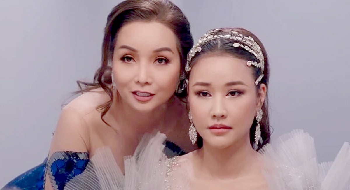 "Đóa hoa mong manh" có suất chiếu nhỏ giọt ở rạp CGV, BHD. Trong khi đó, Galaxy hoàn toàn không có suất chiếu của phim. Hiện, phim của Mai Thu Huyền chỉ thu 352,5 triệu đồng, lỗ nặng nhất lịch sử phim Việt. Ngay cả rạp BHD, đơn vị phát hành Đóa hoa mong manh, số suất chiếu cũng ít ỏi với các khung giờ như 11h50, 13h55, 16h30... Mai Thu Huyền nói cô cảm thấy phim của mình bị chèn ép. "Ngoại trừ BHD là đối tác phát hành, các đơn vị khác xếp suất cho chúng tôi không sáng sớm thì cũng là tối muộn. Tôi thực sự buồn vì phim vừa ra rạp đã gặp cảnh bị ép suất chiếu, điều này không công bằng", Mai Thu Huyền nói. (Nguồn: Tiền Phong)