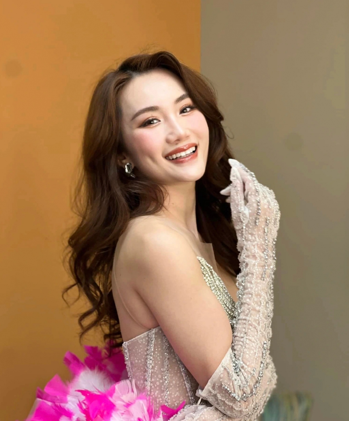 Hoàng Mỹ An từng được biết đến với những thành tích ấn tượng trong lĩnh vực khiêu vũ thể thao. Hiện nay, cô là giọng ca hải ngoại gây chú ý bởi tài năng và nhan sắc gợi cảm. Cô là học trò của Phan Hiển, Khánh Thi, đạt một số thành tích như vô địch dancesport giải Quốc tế mở rộng 2010, HCV giải Vô địch trẻ quốc gia, Á quân cuộc thi "Thử thách cùng bước nhảy" năm 2013. Xuất phát với lĩnh vực nhảy múa nhưng cô lựa chọn theo đuổi sự nghiệp ca hát. Sau khi theo gia đình sang Mỹ, Hoàng Mỹ An hoạt động chủ yếu ở hải ngoại, xuất hiện nhiều trong các chương trình tại Mỹ, Úc, Pháp, Canada… Về sự cạnh tranh trong nghề, Hoàng Mỹ An cho rằng không đặt nặng sản phẩm hàng triệu lượt xem. Cô quan niệm "chậm mà chắc", muốn tiến lên từng bước và đón nhận đóng góp ý kiến để tiến bộ" . (Nguồn: Dân Việt)