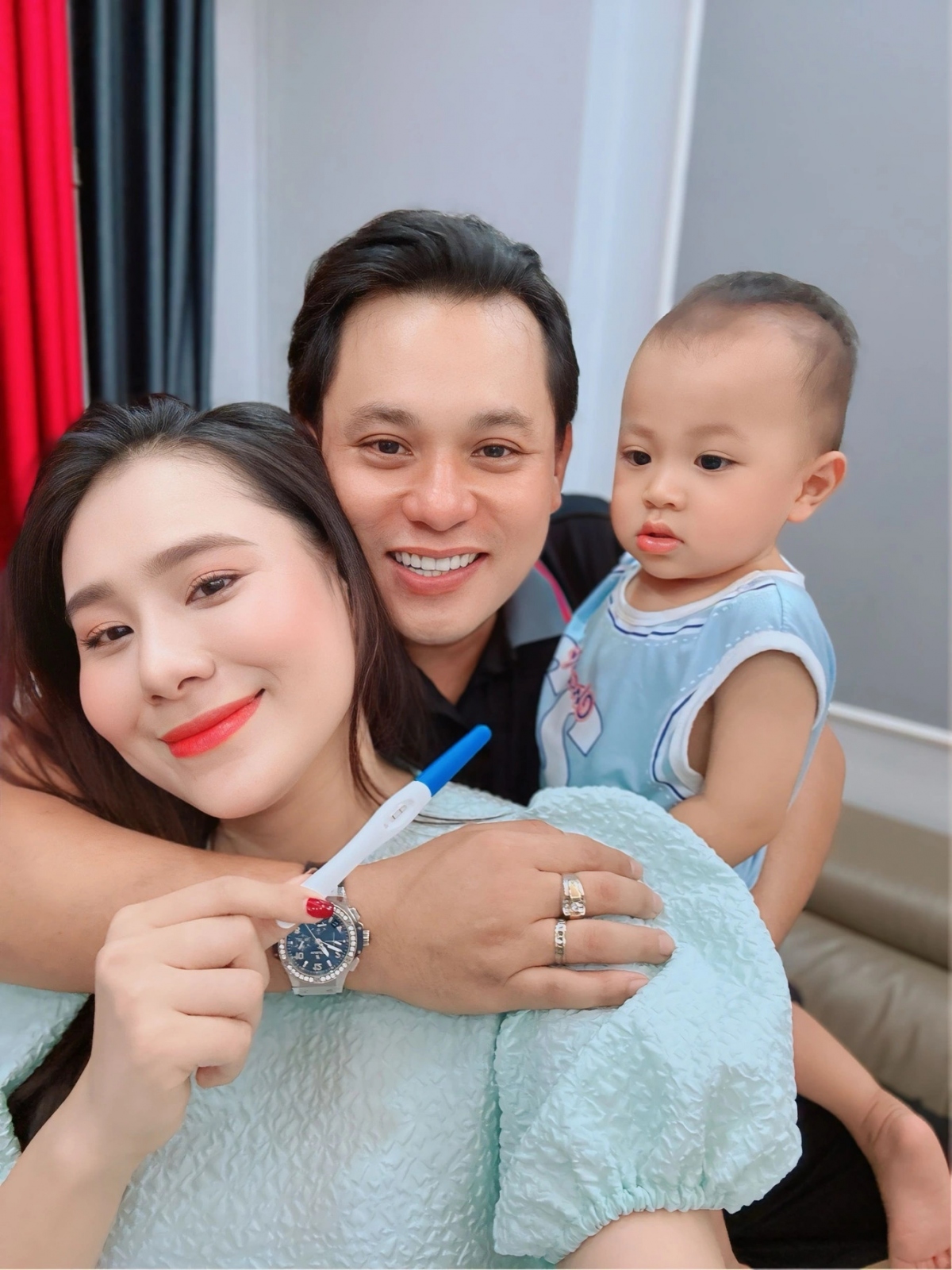 Mới đây, diễn viên Hồ Bích Trâm thông báo cô đã "săn rồng vàng" thành công, mang thai em bé thứ hai được 3 tháng. Người đẹp xúc động cho biết đây cũng là "món quà vô giá" tặng ông xã nhân dịp sinh nhật tuổi 40 của bạn đời. Diễn viên "Mẹ hổ dạy con dâu" cũng hy vọng tin vui sẽ giúp cô vực lại tinh thần cho ông xã và cả gia đình sau những ngày đau buồn khi bố chồng cô qua đời. 
"Có lẽ do may mắn nên cả hai lần mang thai của tôi đều là món quà sinh nhật ý nghĩa cho chồng. Thời gian qua, gia đình tôi xảy ra biến cố khi ông nội của Lion mất. Thế nhưng, em bé lại bất ngờ xuất hiện như một món quà quý giá an ủi gia đình. Vợ chồng tôi cũng mê trẻ con, muốn gia đình đông con và mong có nàng công chúa để "đủ nếp đủ tẻ". Dù vậy, nếu con là trai hay gái thì chúng tôi đều yêu thương", cô nói. (Nguồn; Dân Trí)