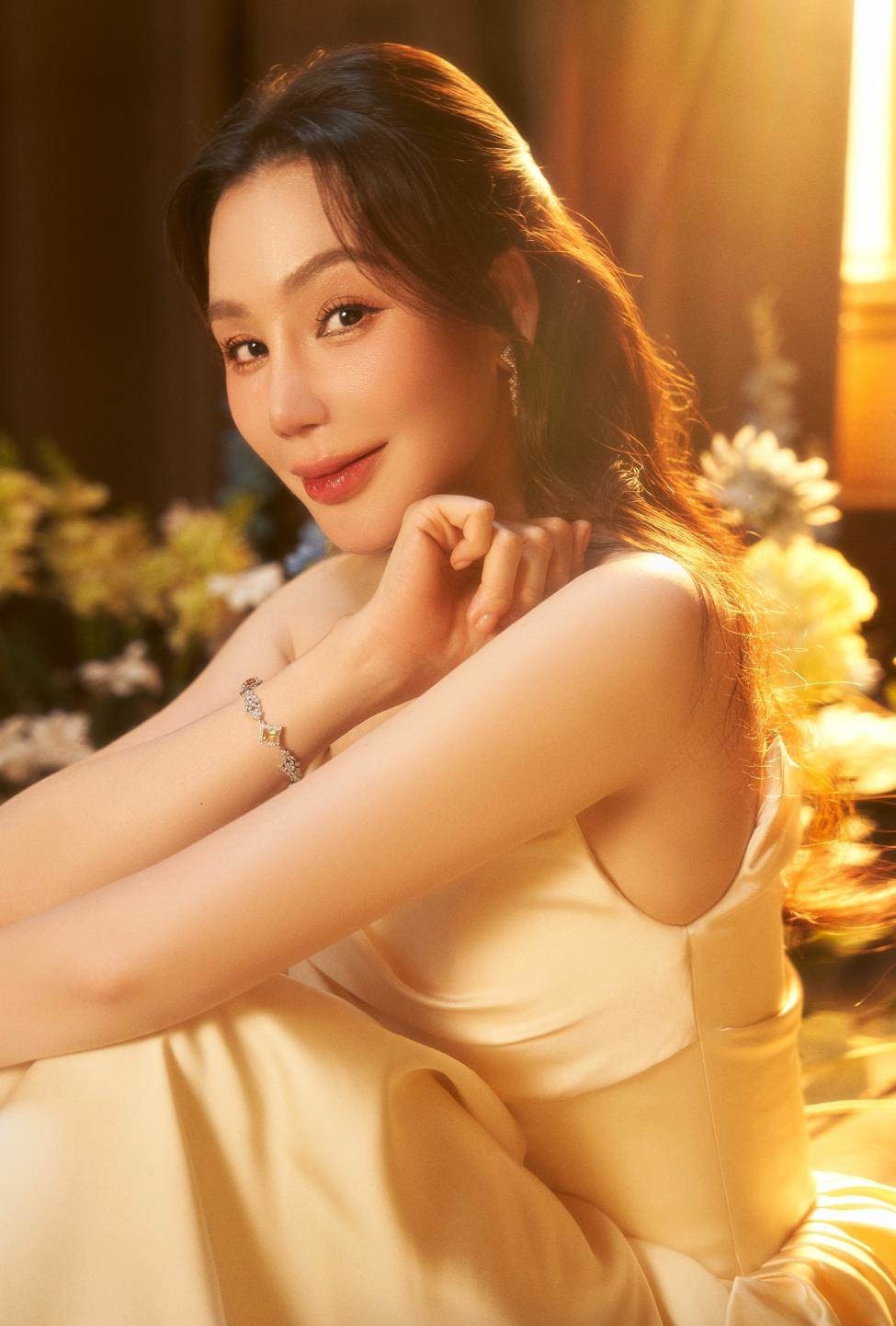 Việc Hồ Quỳnh Hương đột ngột rời khỏi sân khấu ca nhạc cũng khiến những tin đồn rộ lên, trong đó có những bàn tán không hay về nhan sắc: “Sau khi tôi nghỉ cũng có nhiều ý kiến cho rằng nhan sắc của tôi “thảm họa” nên mới nghỉ. Lúc đó tôi tổn thương, có lúc tôi nghĩ phải chăng lời mọi người nói là thật. Bản thân tôi luôn biết mình là ca sĩ không có thế mạnh về sắc đẹp, tôi chỉ tự tin về giọng hát thôi.
Khi bị ám ảnh bởi những bàn tán của mọi người, tôi tự ti và không muốn gặp ai. Sau quãng thời gian 10 năm, khi đã chiêm nghiệm về cuộc đời mình, tôi nhận ra rằng trên đời không ai hoàn thiện cả, tôi tự chữa lành cho bản thân mình và cân bằng lại”. (Nguồn: VTC News)