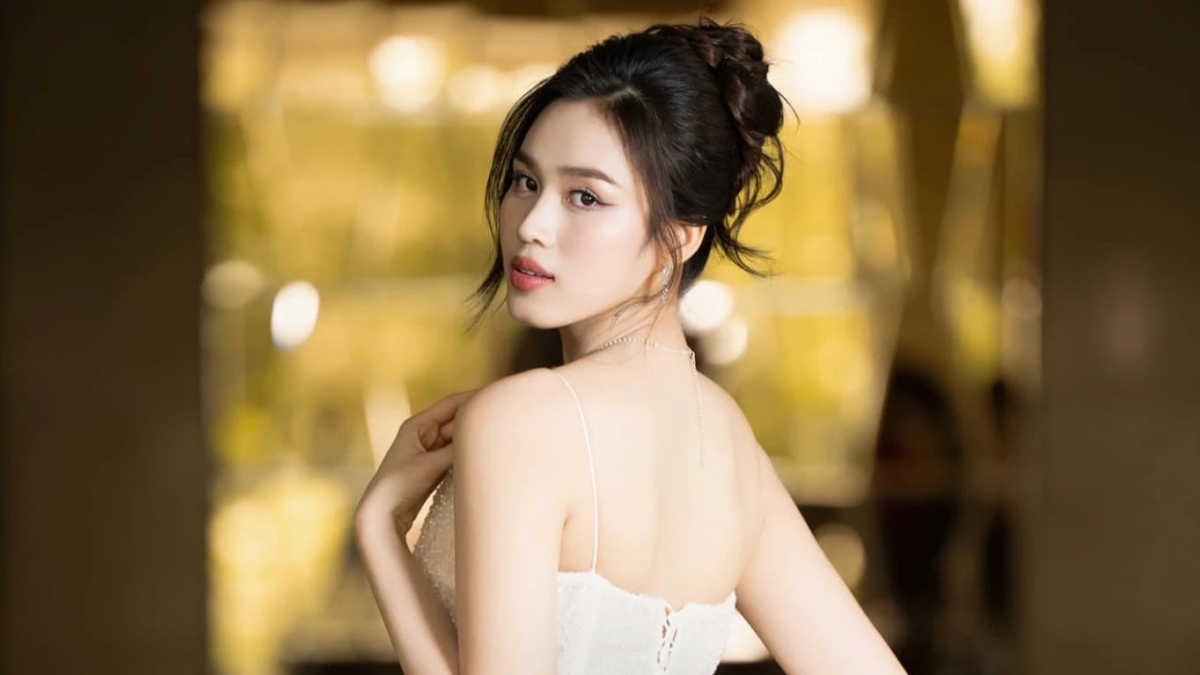 Hoa hậu Đỗ Thị Hà đã chia sẻ quan điểm xoay quanh tin đồn cô chuẩn bị "lên xe hoa" với bạn trai thiếu gia. Người đẹp 22 tuổi cho biết: "Tôi hiểu đời tư của người nổi tiếng đều được mọi người quan tâm. Nhưng quan điểm của tôi từ trước đến nay là những vấn đề liên quan đến gia đình, tình cảm thì tôi cũng ít khi chia sẻ trước công chúng vì muốn giữ điều đó cho riêng mình. Tôi là người nổi tiếng, phải chịu khá nhiều áp lực từ dư luận nên tôi không muốn những người xung quanh cũng bị áp lực tương tự. Thế nên, tôi muốn giữ một khoảng trời bình yên cho riêng mình". (Nguồn: Thanh Niên)