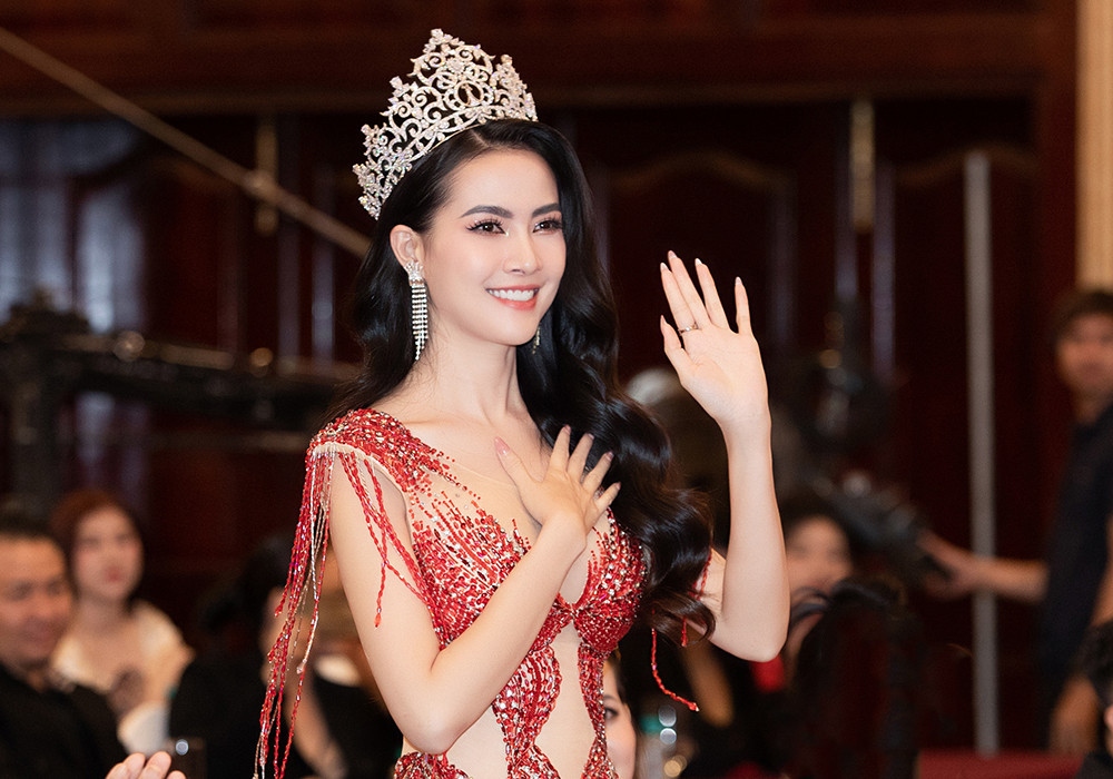 Thời gian qua, hoa hậu Phan Thị Mơ khá kín tiếng. Nàng hậu vẫn duy trì hoạt động nghệ thuật song không chia sẻ nhiều chuyện đời tư, đặc biệt là sau đổ vỡ tình cảm cách đây vài năm. “Tôi khá lớn tuổi, cha mẹ muốn tôi có con để về già đỡ cô đơn. Thú thật tôi có thể giỏi trong nhiều chuyện riêng việc tìm chồng lại rất khó khăn. Có lẽ ông Trời muốn tôi chờ đợi thêm một khoảng thời gian mới có được bến đỗ”, cô nói. Phan Thị Mơ bày tỏ không thích làm mẹ đơn thân vì quan niệm một đứa bé sinh ra cần có đủ cả cha lẫn mẹ. Do đó, cô vẫn chờ đợi người phù hợp để kết hôn và xây dựng tổ ấm. (Nguồn: VietNamNet)