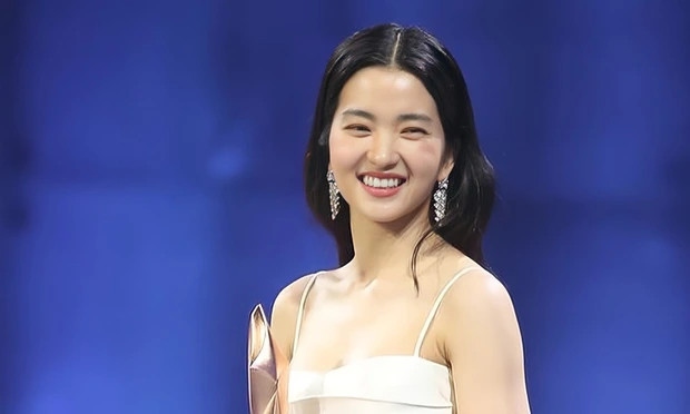 Kim Tae Ri khi cô được trao giải Nữ diễn viên chính xuất sắc nhất tại Baeksang 2022.