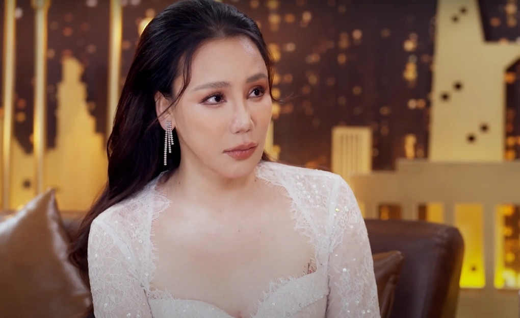 Nữ ca sĩ cho biết cô đang trong mối quan hệ với bạn trai ngoài ngành. "Nửa kia" của Hồ Quỳnh Hương từng là đối tác làm ăn, có chung sở thích về ăn chay. "Chúng tôi từng trải qua những khác biệt về tư tưởng, kinh doanh trước khi đến với nhau. Từ đối tác làm ăn, điều khiến tôi quyết định "bật đèn xanh", mở cửa trái tim, đón nhận tình cảm từ anh ấy là bởi anh ấy rất quan tâm, yêu thương gia đình tôi", Hồ Quỳnh Hương chia sẻ.Mới đây, ca sĩ Hồ Quỳnh Hương xuất hiện trong chương trình The Khang show, chia sẻ về cuộc sống hiện tại, lý do biến mất khỏi showbiz một thời gian dài, cũng như bật mí chuyện tình cảm bên bạn trai. (Nguồn: Dân Trí)