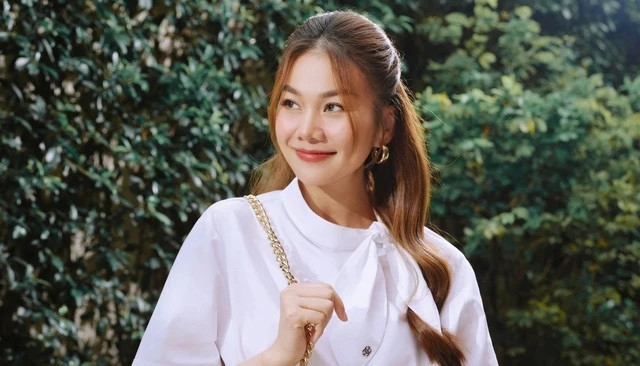 Siêu mẫu Thanh Hằng chia sẻ: "Tôi thấy mình hạnh phúc, xinh đẹp nhất là khi có thể làm chủ mọi hành động, tư duy xung quanh cuộc sống của mình. Không điều gì đong đếm được nó. Giá trị đó lớn hơn tất cả". Đối với Thanh Hằng, thang điểm hạnh phúc là 10. Siêu mẫu luôn cảm thấy hài lòng với bản thân, thấy năng động và vui vẻ, nhất là khi được làm việc. Cô nghĩ rằng chỉ khi bản thân có cảm giác vui thì mới làm, và chỉ khi đó mới hiệu quả, lan tỏa tới không gian xung quanh mình. Thanh Hằng tâm sự, mọi người đã thấy được sự gian nan mà cô đã phấn đấu suốt hơn 20 năm làm nghề để có được những giá trị như bây giờ, nhưng đối với cô đó là hạnh phúc. (Nguồn: Thanh Niên)