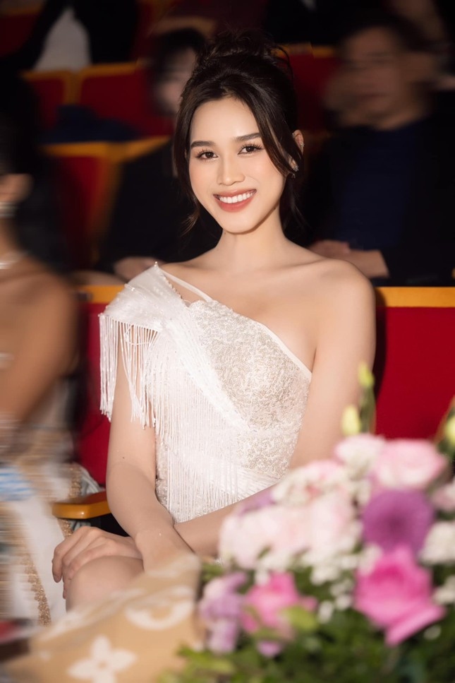 Đỗ Thị Hà chia sẻ cô mong muốn có bạn trai. "Tôi đã lớn, cũng mong muốn có tình yêu trong đời. Nhưng việc có thì tốt, không có cũng không sao. Việc có người yêu và kết hôn là chuyện sớm muộn, điều đó chắc chắn xảy ra". Người đẹp Thanh Hóa nói cô hơi khó tính trong việc chọn người yêu. "Tôi chỉ thích người phù hợp với quan điểm sống, tương đồng về tư duy và tâm hồn, điều đó rất là khó", cô nói thêm.
Đỗ Thị Hà cho biết cô không đặt nặng vấn đề kinh tế khi yêu. Cô muốn quen một chàng trai yêu thương, thấu hiểu, chia sẻ được với cô công việc, cuộc sống hàng ngày. Người đẹp muốn độc lập kinh tế, là đại gia của chính mình thay vì dựa dẫm vào nửa kia. (Nguồn: Tiền Phong)