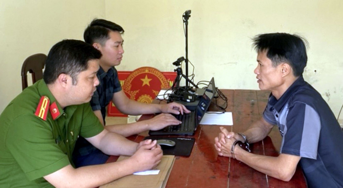 Tẩn A Dao làm việc với cơ quan Công an. Ảnh: CACC