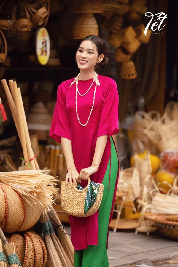 Nhan sắc của nàng hậu xứ Thanh ngày càng "chín muồi". Đỗ Thị Hà vẫn trung thành với phong cách thanh lịch. Cô thường diện những bộ áo dài nhẹ nhàng nhưng không kém phần tinh tế. 