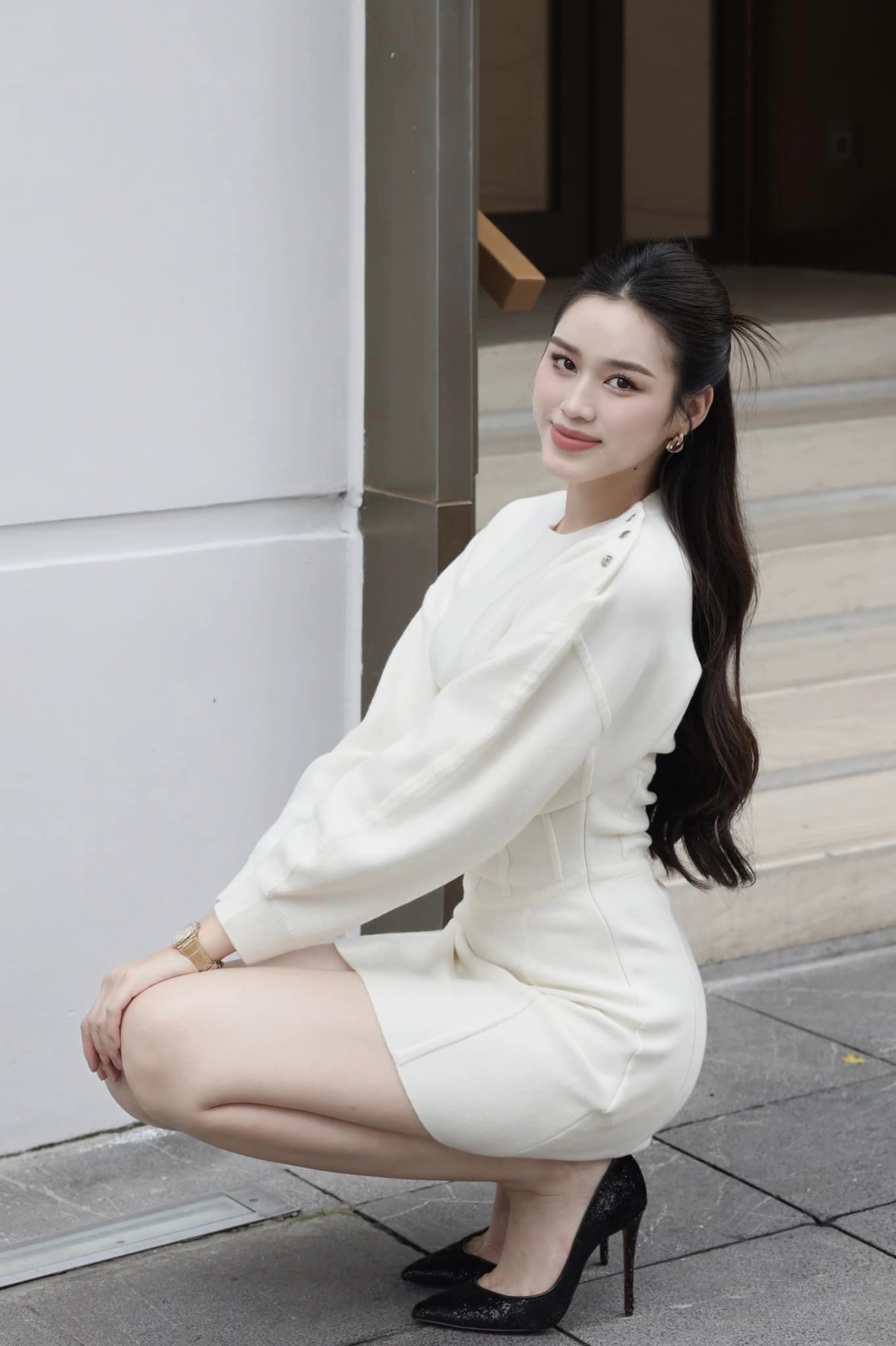 Sở hữu cặp chân dài 1m11, người đẹp gốc Thanh Hóa ưa chuộng những mẫu trang phục siêu ngắn, khoe khéo lợi thế hình thể.