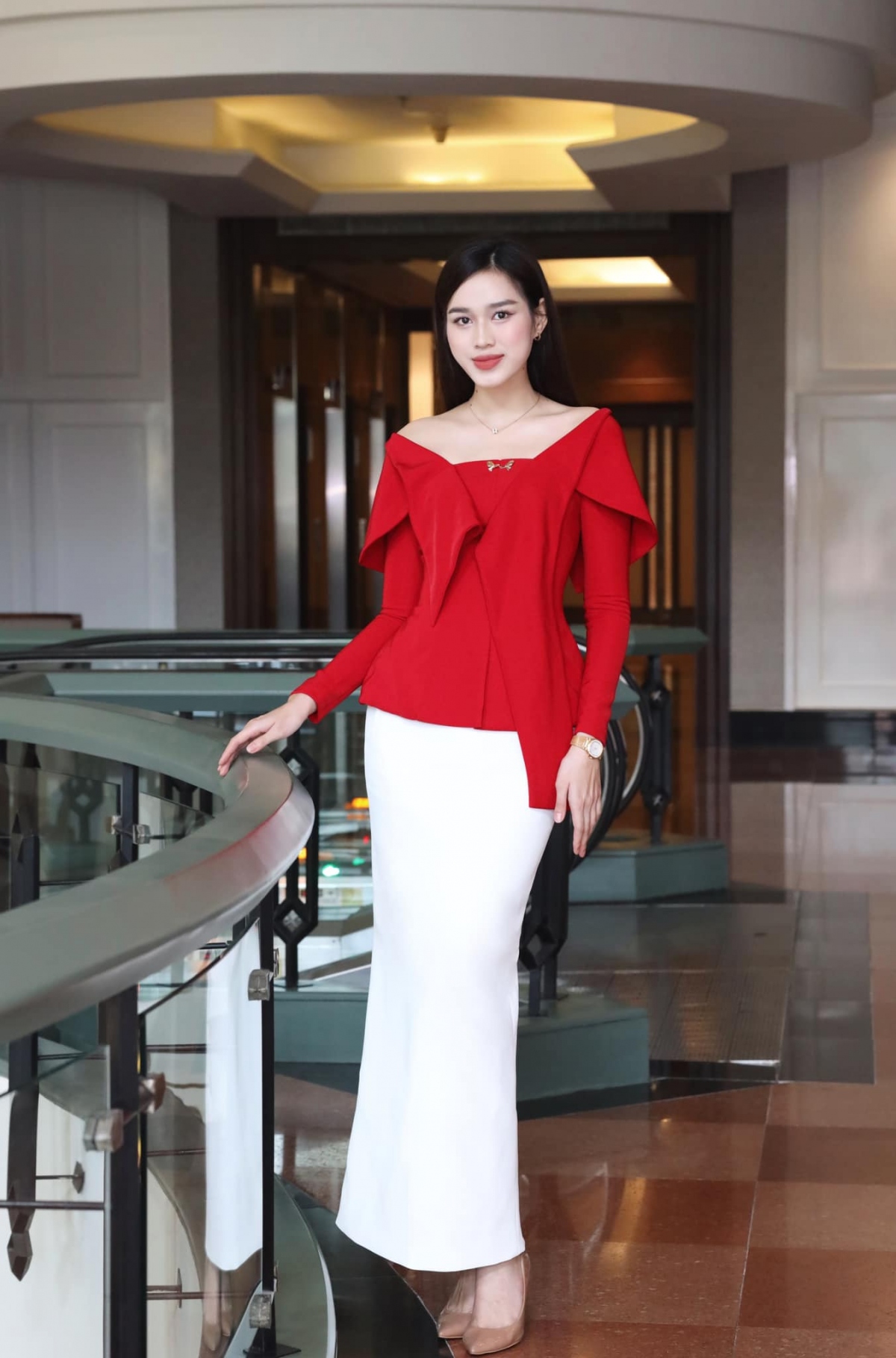 Các thiết kế Đỗ Thị Hà yêu thích thường là áo tay dài, váy dài, áo khoác che chắn hình thể nhưng không tạo thùng thình, luộm thuộm. Ngoài ra, người đẹp sinh năm 2001 cũng ưu tiên chọn lựa các kiểu giày mũi nhọn giúp "hack" chân dài và thon thả. 