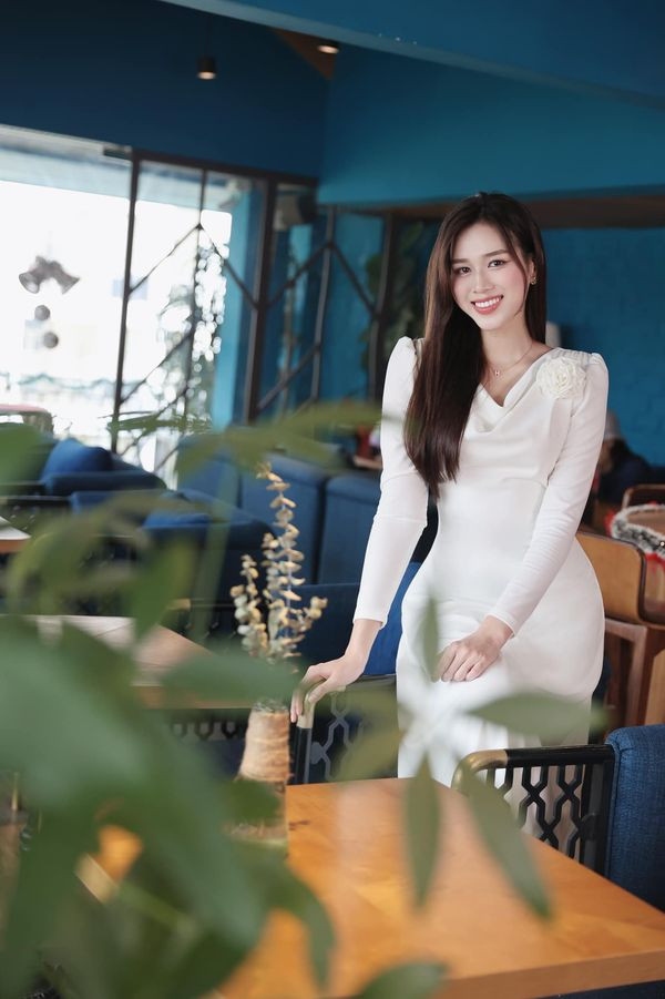 Trước câu hỏi liên quan đến việc hẹn hò và sắp cưới bạn trai thiếu gia, Hoa hậu Việt Nam 2020 cho biết cô chưa tiện chia sẻ câu chuyện này ở thời điểm hiện tại. "Tôi chưa khẳng định được điều đó ngay bây giờ nhưng tôi nghĩ chuyện đó cũng là sớm muộn thôi. Khi có sự chắc chắn nào đó, mọi người sẽ biết", cô nói. Bên cạnh đó, cô cũng cảm ơn mọi người đã tôn trọng suy nghĩ của mình.