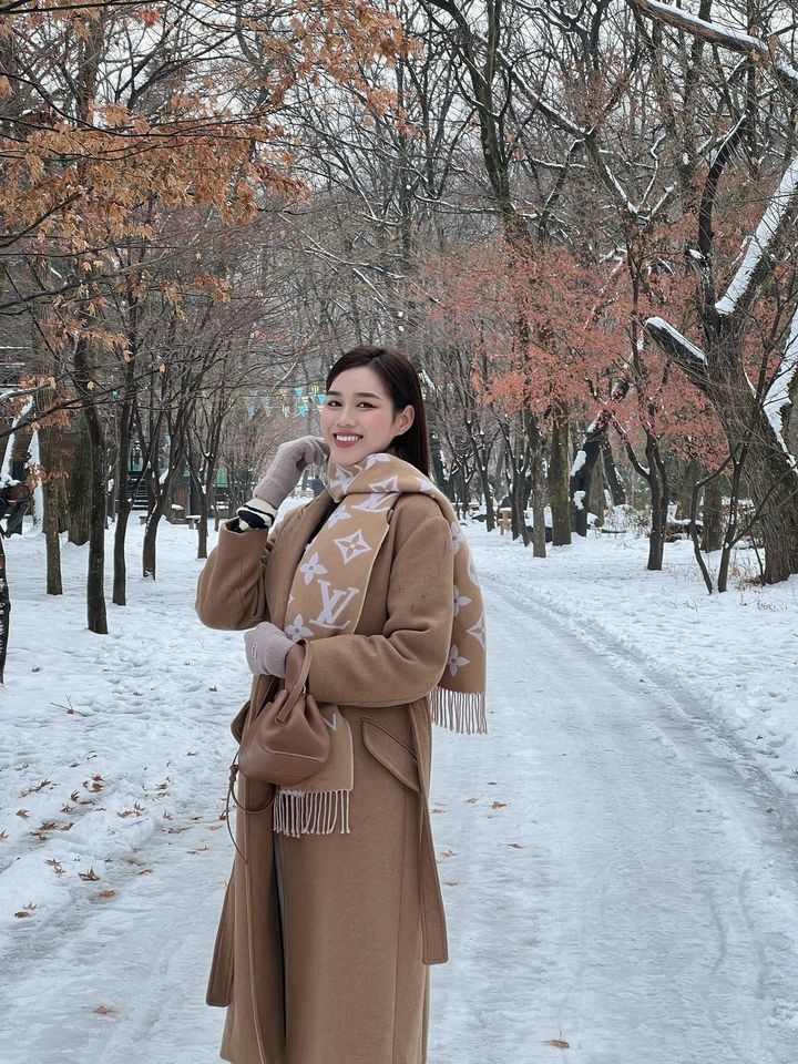 Cô thường xuyên đi du lịch, gặp gỡ đối tác nước ngoài.