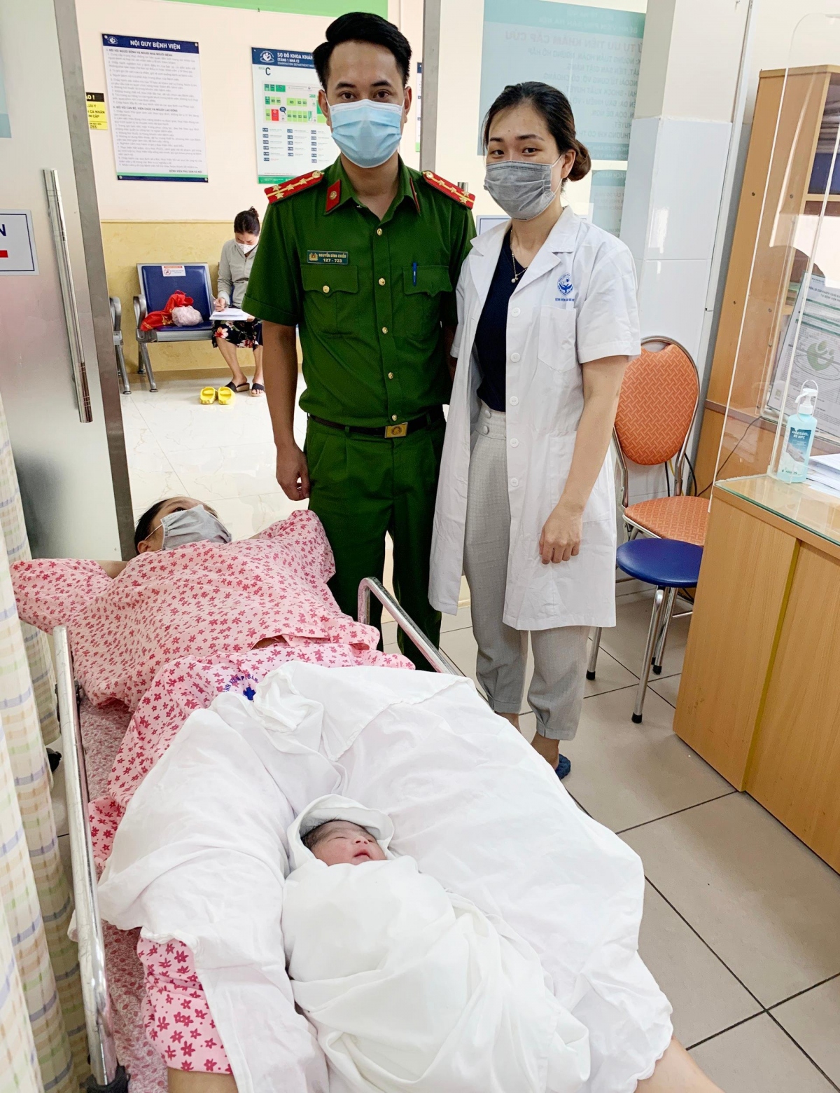 Đại úy Chiểu cùng CAP Xuân Tảo đã kịp thời cấp cứu sản phụ N mẹ tròn con vuông