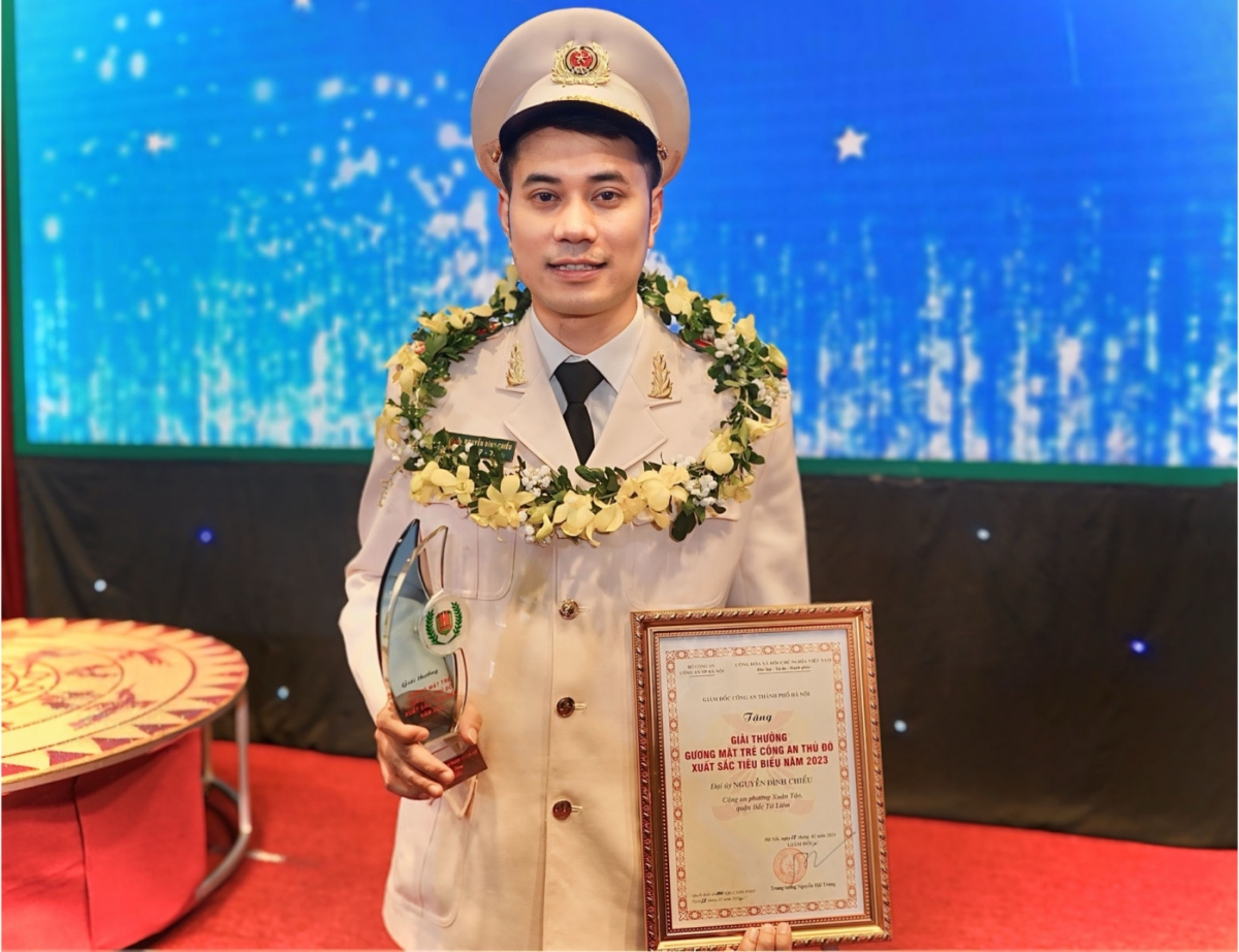 Đại úy Nguyễn Đình Chiểu nhận giải thưởng gương mặt trẻ Công an Thủ đô xuất sắc tiêu biểu 2023.