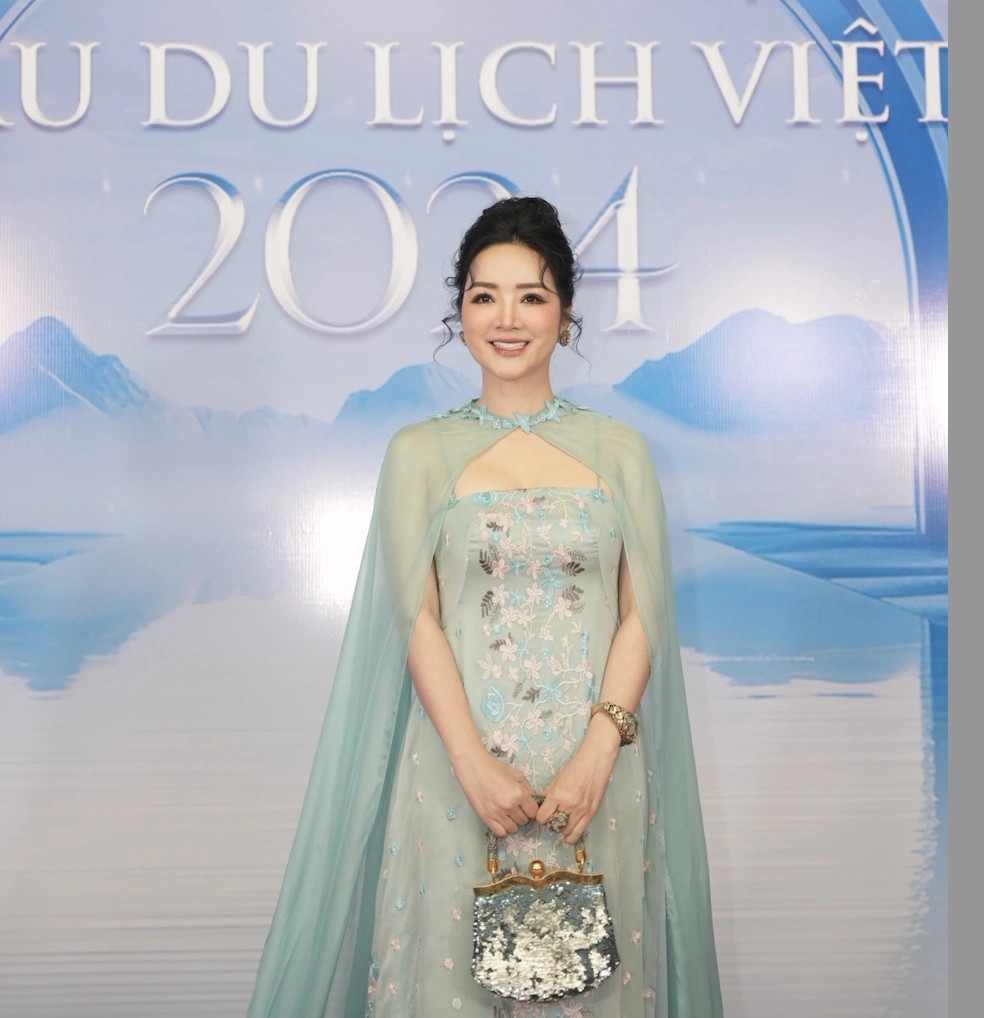 Xuất hiện tại buổi lễ công bố cuộc thi Hoa hậu Du lịch Việt Nam 2024, Hoa hậu Giáng My gây ấn tượng với vẻ ngoài trẻ trung, xinh đẹp ở tuổi 53. Cô diện trang phục màu xanh với phần áo choàng nhằm tăng vẻ sang trọng. Sau hơn 30 năm đăng quang, nhan sắc của người đẹp gốc Hà thành vẫn khiến các quan khách tại chương trình trầm trồ, ngưỡng mộ. Giáng My sẽ là người "cầm cân, nảy mực" tại cuộc thi Hoa hậu Du lịch Việt Nam 2024. Chia sẻ về đấu trường nhan sắc này, cô cho biết: "Mục tiêu của cuộc thi là tìm kiếm gương mặt tiêu biểu, thực sự xuất sắc để đại diện cho phụ nữ Việt Nam tham dự các sự kiện du lịch quốc tế, qua đó giữ vai trò đại sứ du lịch, quảng bá, giới thiệu hình ảnh của đất nước, con người Việt Nam. Tôi kỳ vọng vào thế hệ trẻ và tin rằng thí sinh năm nay sẽ đáp ứng được tiêu chí này". (Nguồn: Dân Việt)