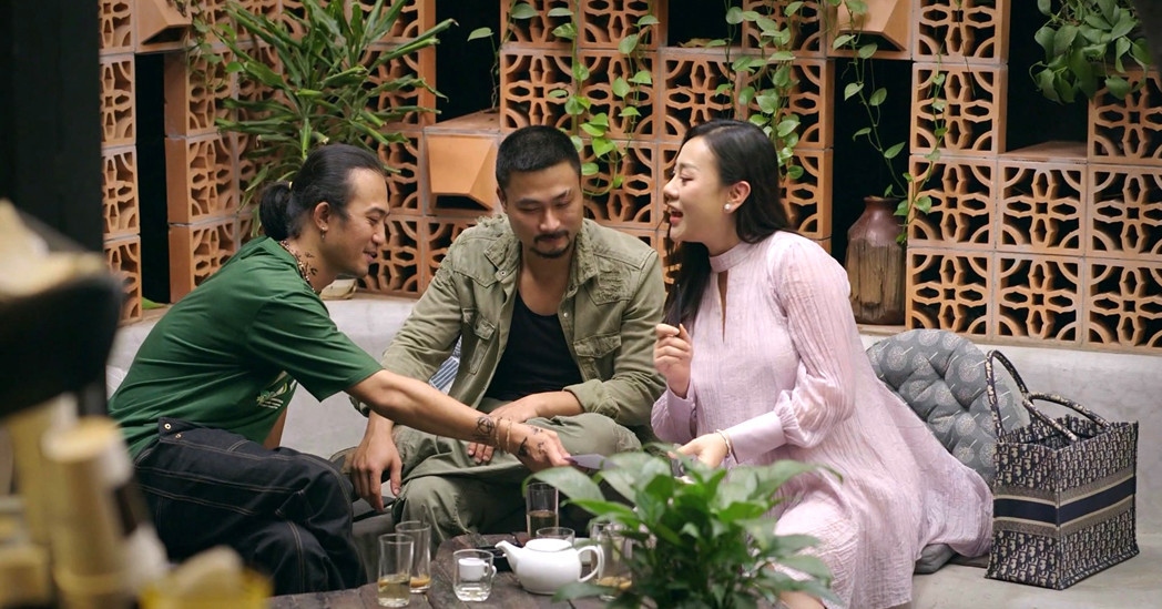 Trong tập 1 Vũ trụ VFC ngoại truyện ra mắt tối 26/4, khán giả thích thú khi thấy hàng loạt nhân vật quen thuộc. Tại đây, Nghĩa (Duy Hưng) hỏi Quỳnh: "Mày lấy cá mập (shark) mà chửa được à?". Cảnh (Doãn Quốc Đam) đáp: "Ông ở tù lâu không biết em ấy bây giờ ở nhà lầu, 1 bước lên xe, 2 bước lên xe. Cực giàu!". Quỳnh vội thanh minh: "Giàu gì? Em chỉ giàu tình cảm thôi! Của đáng tội thấy cũng may mắn. Cô thương nên hậu vận cũng ok. Ở nhà rảnh rỗi em thử làm vlog ẩm thực thế mà nhiều người xem, toàn triệu view". Nghĩa nhận xét Quỳnh giờ lấy chồng 'cá mập', con chửa sinh đôi và cuộc đời cô như phim Hương vị tình thân. (Nguồn: VietNamNet)