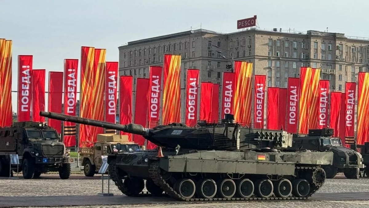 Xe tăng Trophy Leopard của Đức trên đồi Poklonnaya ở Moscow. Ảnh: Ria Novosti