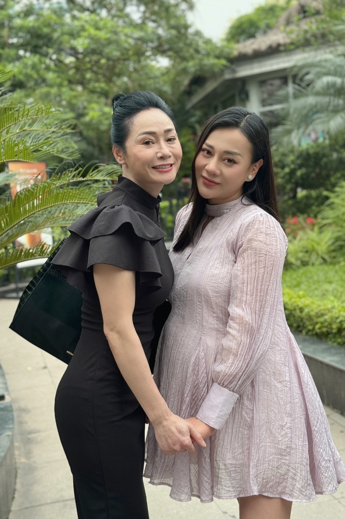 Dù bầu bí nặng nề, nữ diễn viên vẫn nhận lời tham gia series "Vũ trụ VFC ngoại truyện" vì mối quan hệ thân thiết với êkíp. Bên cạnh đó, cô còn duy trì việc làm vlog nấu ăn để đáp lại tình yêu và sự ủng hộ từ khán giả.