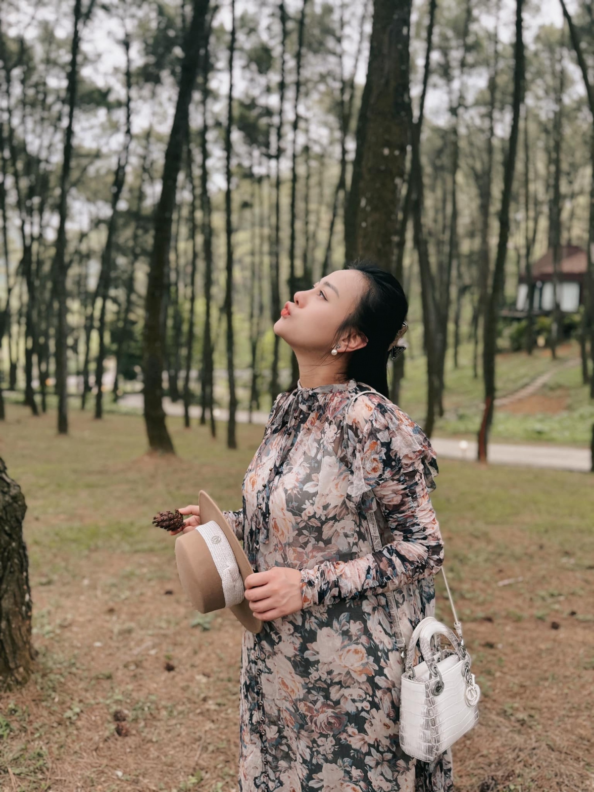Tháng cuối thai kỳ, Phương Oanh thấy cơ thể nặng nề và mệt mỏi hơn nhiều. Theo nữ diễn viên, hai em bé trong bụng phát triển nhanh chóng, đạp liên tục khiến cô không thể ngủ tròn giấc. Nhiều đêm, cô chảy nước mắt vì mệt và đau nhưng chỉ cần nghĩ đến việc sắp được gặp các con là có thể vượt qua tất cả.