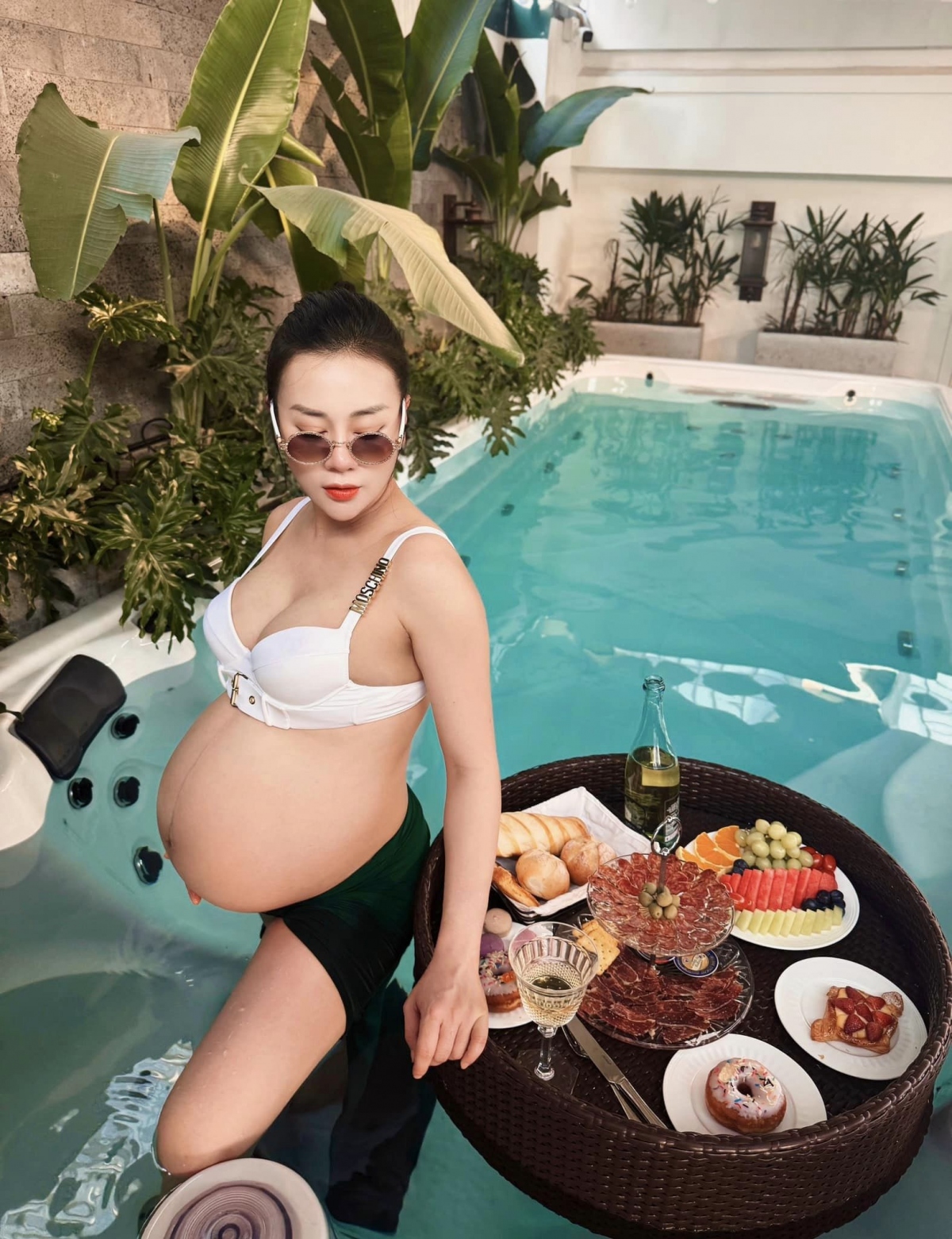 Bên cạnh đó, Phương Oanh chia sẻ đã tăng 20kg: "Sau 1 hành trình dài bầu bì Oanh nghĩ là Oanh đã “nghiên cứu” ra được lý do và công thức để tránh được kiếp nạn rạn bụng đó. Các mom có muốn tham khảo khum?". Cô cảm thấy may mắn vì mang bầu đôi và đã tăng hơn 20 kg nhưng bụng vẫn chưa có vết rạn nào. 
Phương Oanh cho biết cô chăm chỉ bôi kem chống rạn từ những tháng đầu thai kỳ, duy trì thói quen ăn uống lành mạnh, tập thể dục nhẹ nhàng để không tăng cân quá nhanh Bên cạnh đó, việc bổ sung collagen, chăm chỉ luyện tập làm cơ thể săn chắc, làn da đàn hồi tốt từ thời son rỗi cũng là một trong những lý do hạn chế rạn da khi bầu bí.