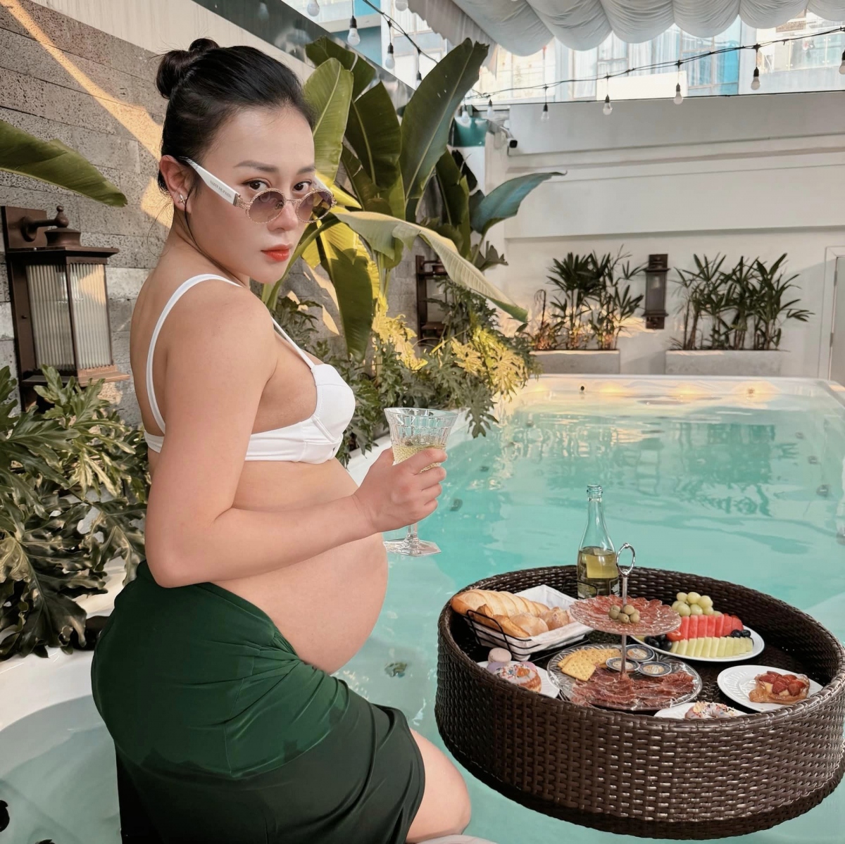 Trong bộ ảnh gần nhất, Phương Oanh ngẫu hứng thực hiện một bộ ảnh ngay tại bể bơi của gia đình khi bụng bầu quá to, không thể đi du lịch xa dịp lễ. Nữ diễn viên "Quỳnh Búp Bê" cho biết cô hiện đếm ngược từng ngày để chào đón hai em bé song sinh chào đời vào tháng tới.