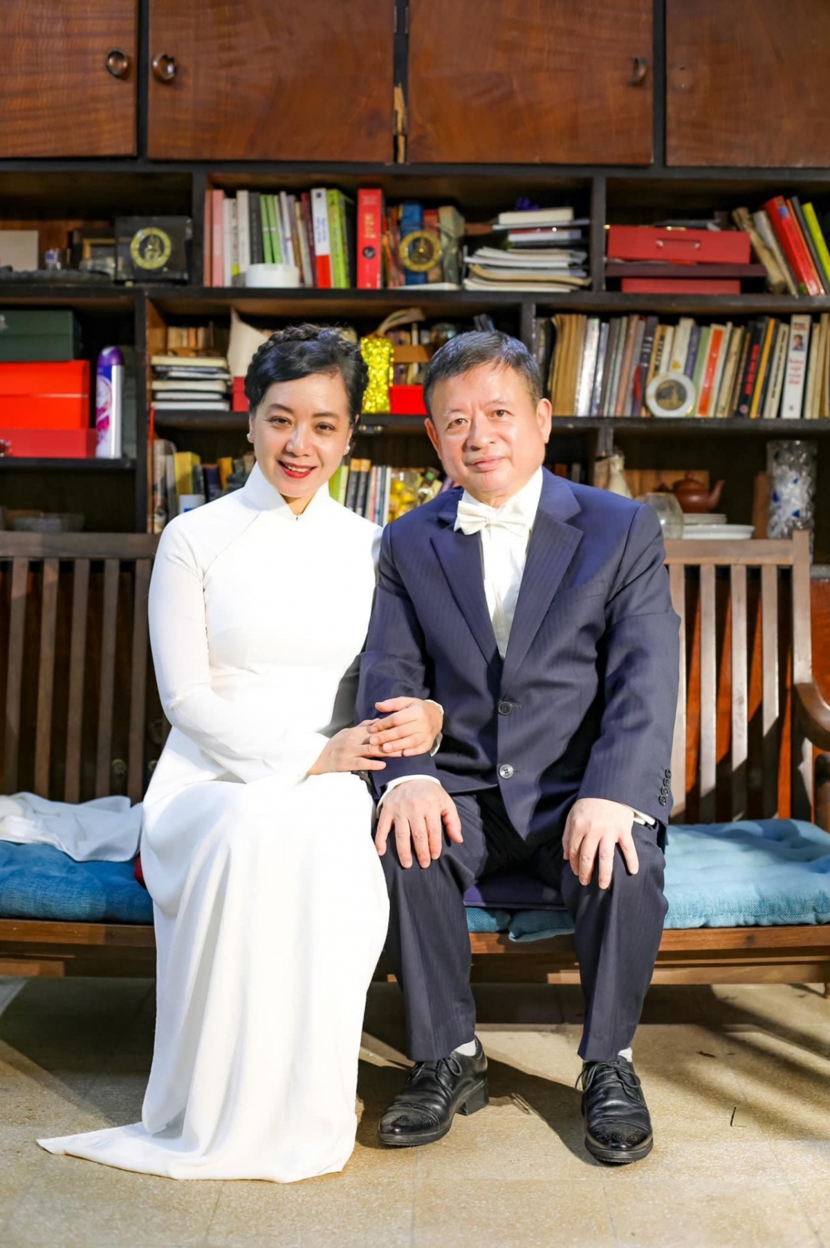 Với Chiều Xuân, hôn nhân giữa chị và ông xã đến từ sự vun đắp, tin tưởng. Chị lên xe hoa năm 20 tuổi, khi là sinh viên năm hai khoa Diễn viên, Đại học Sân khấu - Điện ảnh Hà Nội. Gần 40 năm trôi qua, vợ chồng chị vẫn êm đềm, hạnh phúc dù đôi lúc "chật vật, khó khăn". Cả hai luôn tự ý thức nhắc nhở bản thân về giá trị người bạn đời. Nghệ sĩ không muốn vì vài xung đột, cám dỗ làm tầm thường hóa hôn nhân. Chị cho rằng một khi thấu hiểu, tôn trọng mọi thứ sẽ dễ dàng giải quyết. “Vợ chồng tôi không bao giờ nói chuyện gìn giữ hôn nhân thế nào, ý thức trách nhiệm ra sao, tất cả đều là văn bản không thành lời. Chúng tôi hiểu được giá trị của nhau từ ngày đầu gặp gỡ cho đến bây giờ”, Chiều Xuân kể. (Nguồn: VietNamNet)