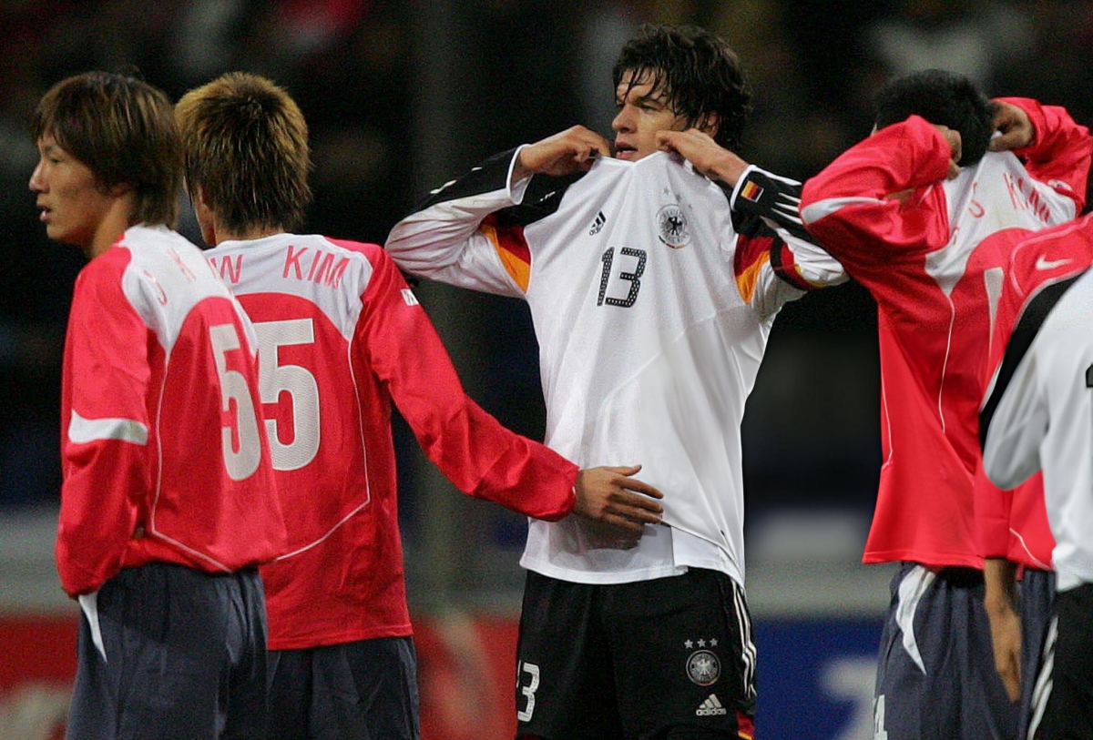 Kim Sang Sik đổi áo với danh thủ Michael Ballack (ĐT Đức) trong trận giao hữu năm 2004. 
