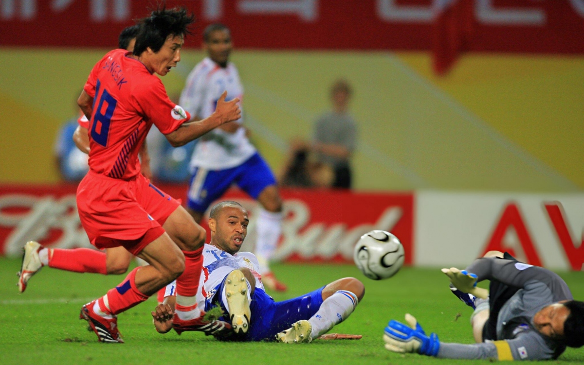 Năm 2006, trung vệ Kim Sang Sik có mặt trong thành phần ĐT Hàn Quốc dự World Cup 2006, giải đấu mà đội bóng này chạm trán ĐT Pháp. Trong ảnh là tình huống Kim Sang Sik ngăn cản Thierry Henry, một trong những chân sút xuất sắc nhất thế giới lúc đó. 