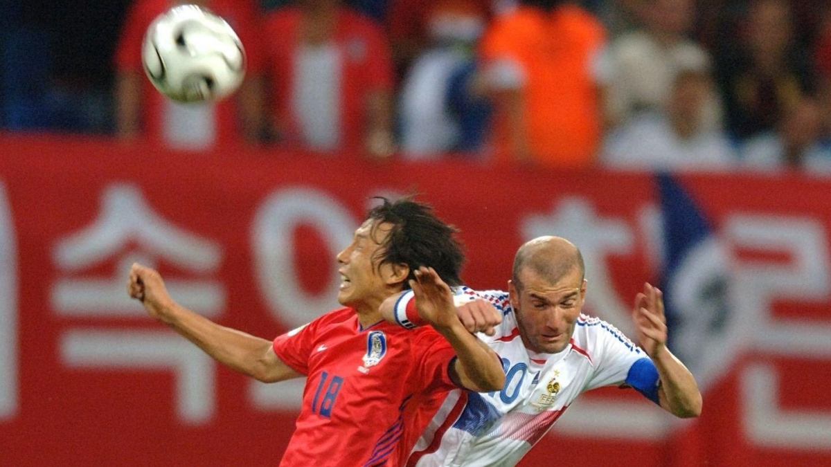 Kim Sang Sik tranh bóng với ngôi sao Zinedine Zidane ở World Cup 2006.
