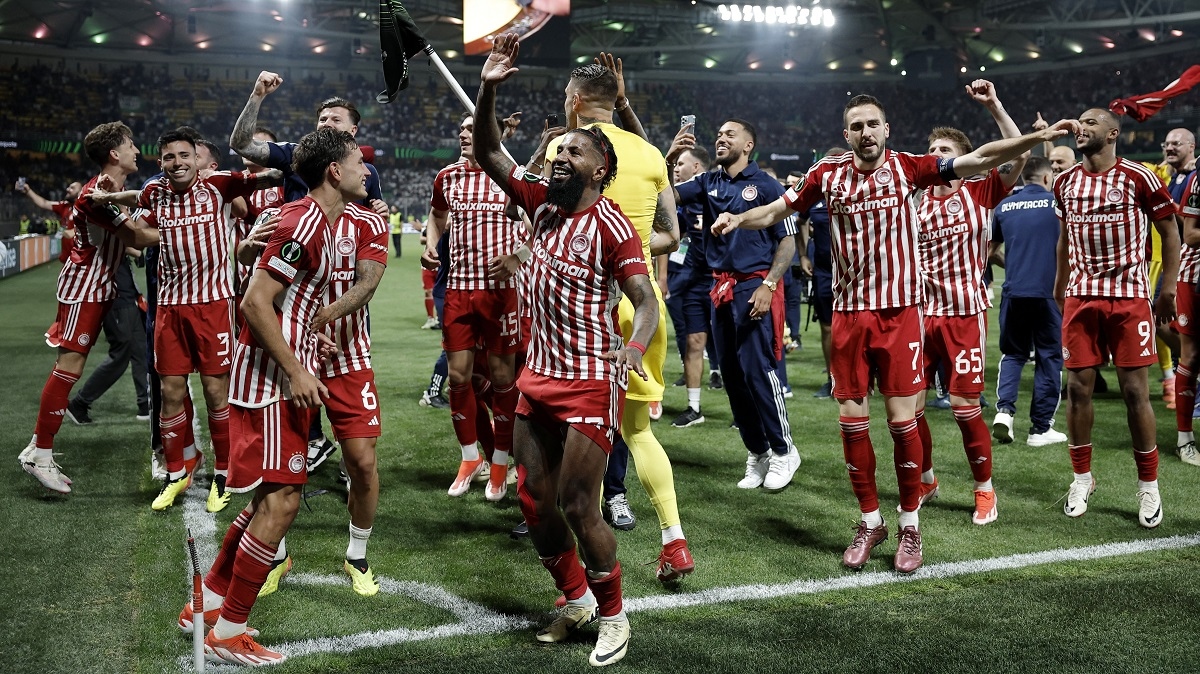 Các cầu thủ Olympiacos lên ngôi vô địch. 