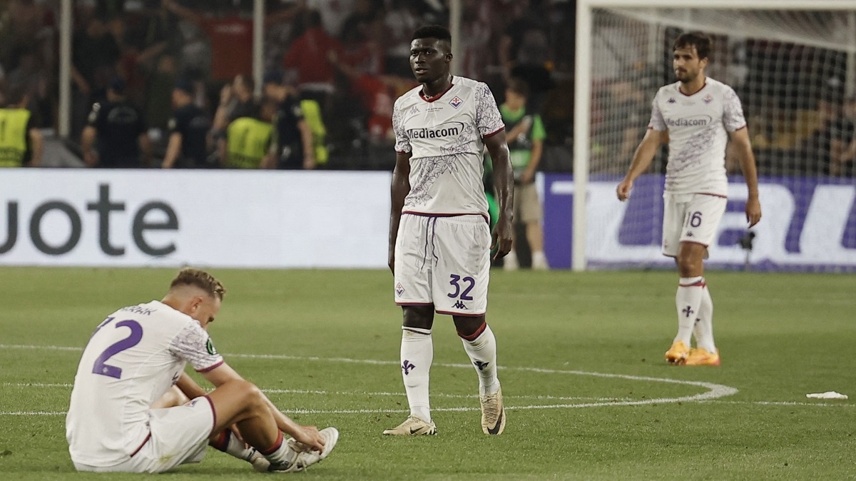Sự thất vọng của các cầu thủ Fiorentina sau 2 năm liên tiếp thua trận ở chung kết Cúp C3 châu Âu. 
