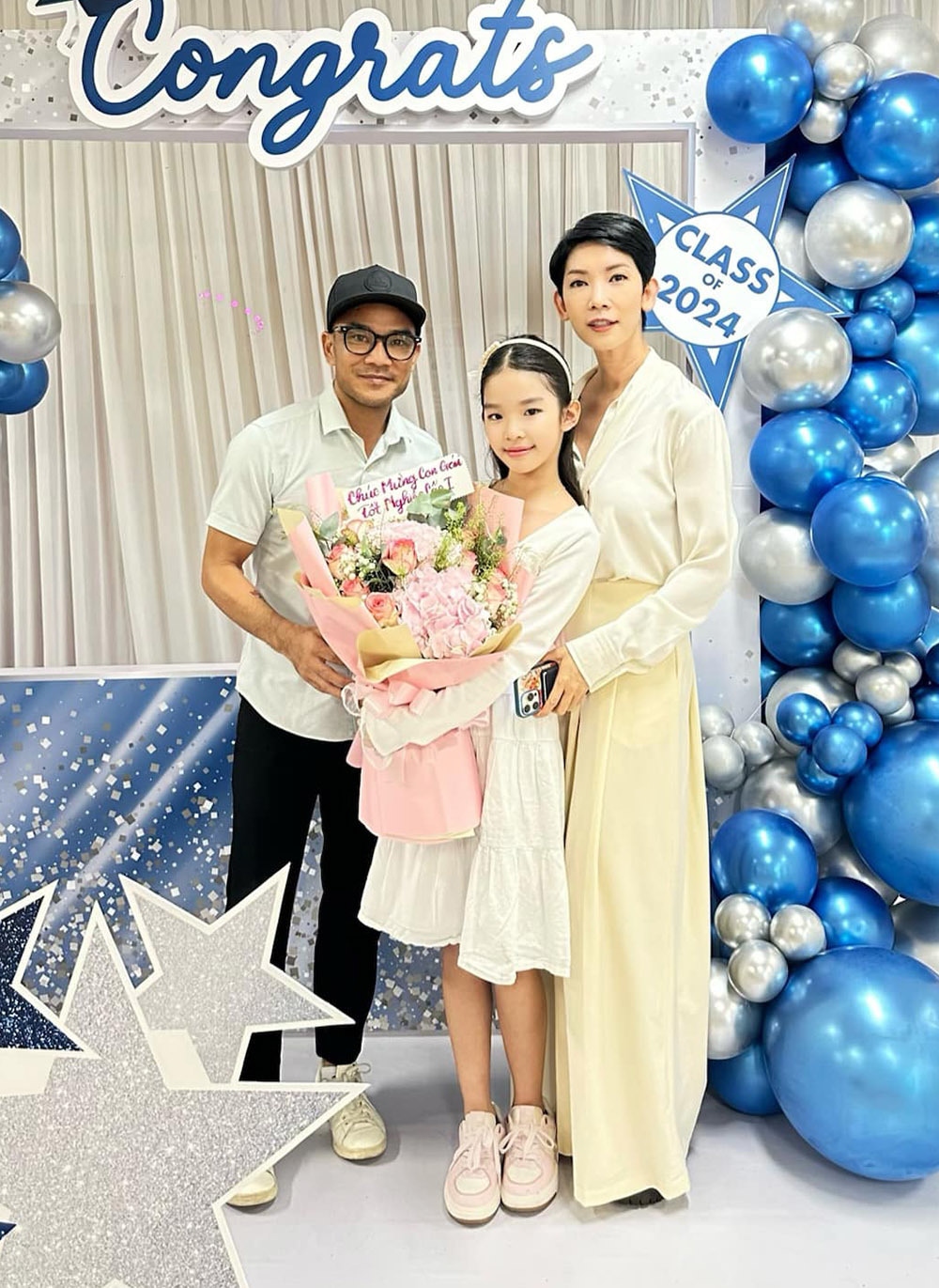 Siêu mẫu Xuân Lan cùng ông xã dự lễ tốt nghiệp tiểu học của con gái, mừng bé Thỏ chuẩn bị vào cấp Hai.