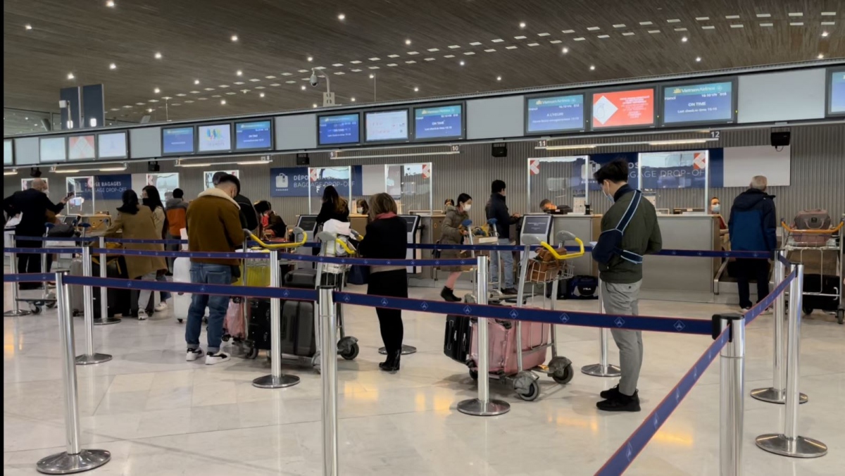 Hành khách Vietnam Airlines làm thủ tục tại sân bay Charles de Gaule, Paris, Pháp