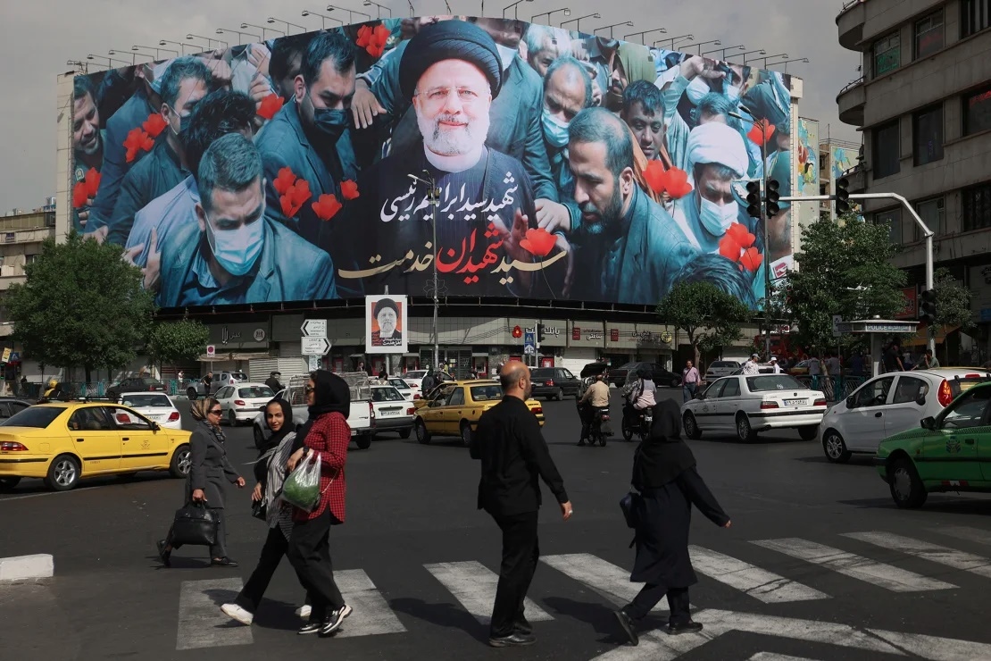 Áp phích có hình cố Tổng thống Iran Raisi trên một con phố ở Tehran ngày 21/5. Ảnh: Reuters.