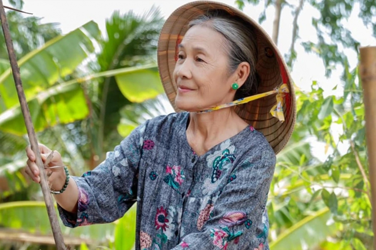 Bà từng góp mặt trong các phim: Tiếng sét trong mưa, Không lối thoát, Con gái chị Hằng... 