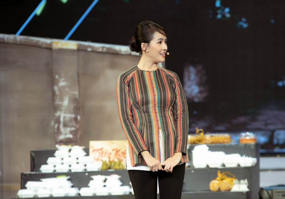 Hoa hậu Phan Thị Mơ trong chung kết Cười xuyên Việt.