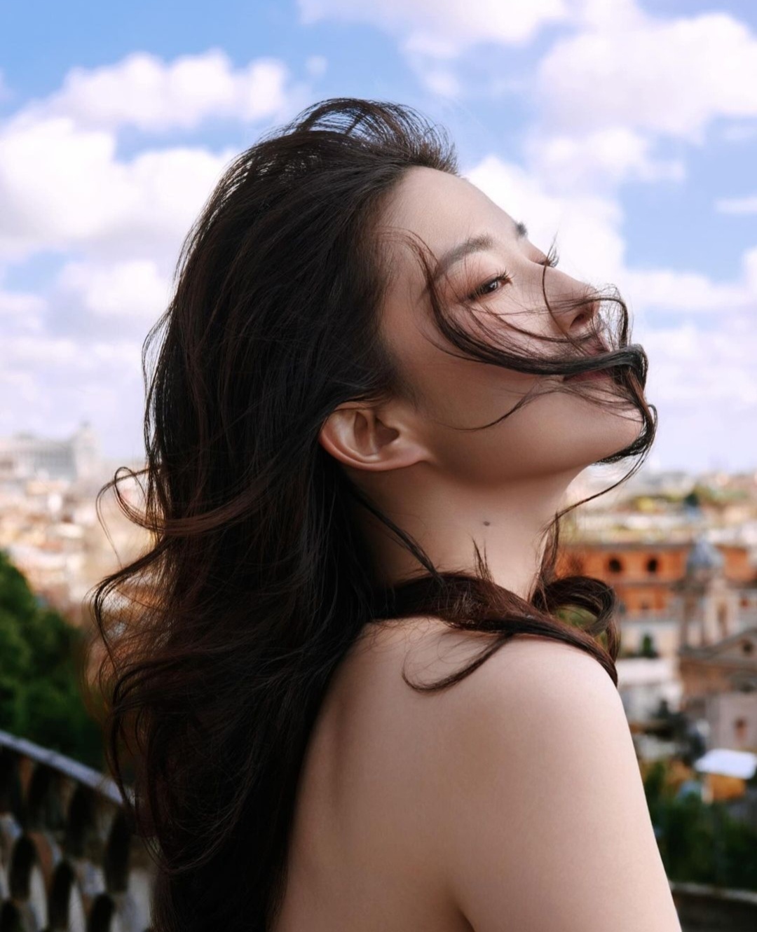 Hơn hai thập kỷ hoạt động trong đấu trường giải trí, bỏ túi cho mình những tác phẩm điện ảnh đồ sộ như Thiên long bát bộ, Tam sinh tam thế: Thập Lý Đào Hoa, Hóa ra anh vẫn ở đây, Đi đến nơi có gió ... 