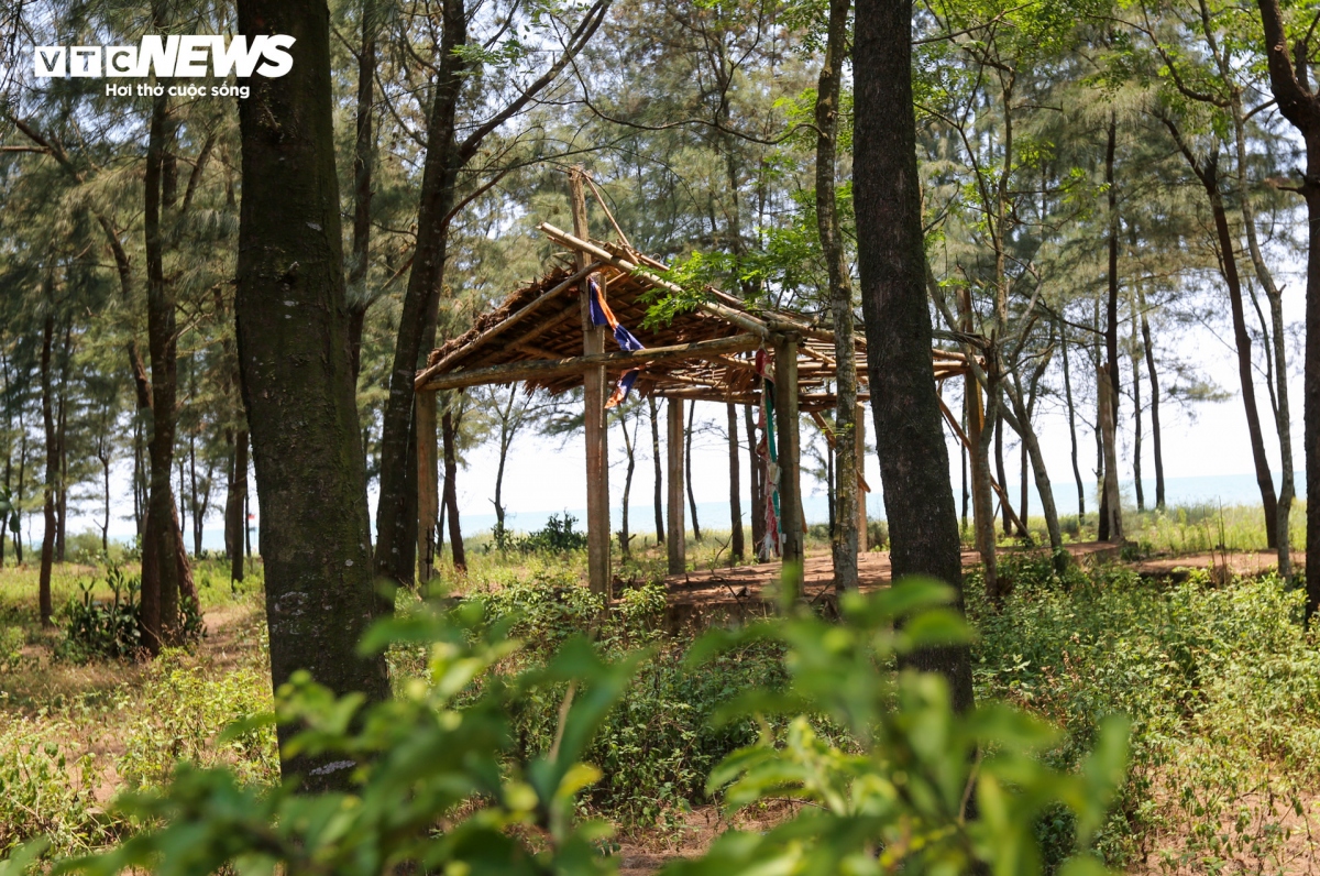 Bãi biển du lịch hút khách nay trở nên hoang tàn, nhếch nhác vì dự án cũ vừa phá bỏ, dự án mới chưa thể triển khai.